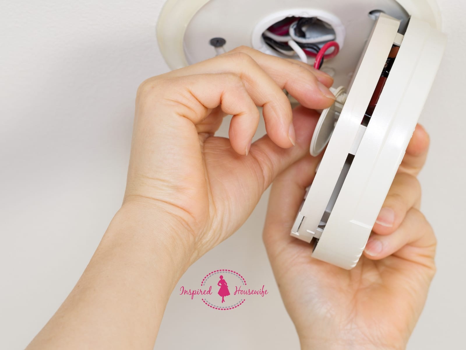 How to clean smoke detector
